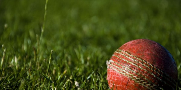 小组赛爆冷时刻，弱旅球员攻破强队球门后疯狂奔跑庆祝