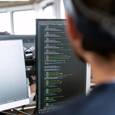 勒布朗·詹姆斯在篮球世界杯比赛中持球突破，眼神专注充满领袖气质