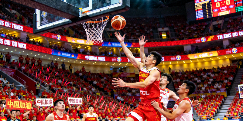篮球世界杯小组赛，中国队球员突破上篮，观众席座无虚席