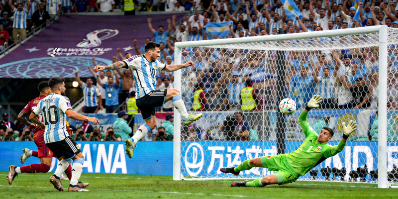 足球世界杯决赛，阿根廷队球员在加时赛中射门得分
